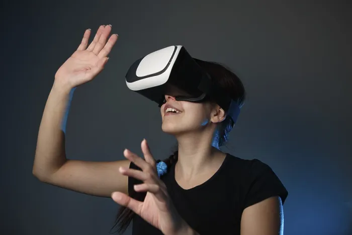 Gerahmter Druck : Frau verwendet den Virtual-Reality-Headset. Gerahmter Druck : Frau verwendet den Virtual-Reality-Headset.