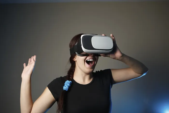 Gerahmter Druck : Frau verwendet das Virtual-Reality-Headset. Gerahmter Druck : Frau verwendet das Virtual-Reality-Headset.