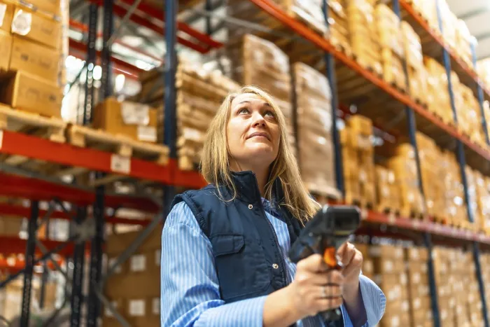 Gerahmter Druck : Frau-Arbeiterin scannet Paket mit Barcode-Reader in einer Verteilungslagerei. Gerahmter Druck : Frau-Arbeiterin scannet Paket mit Barcode-Reader in einer Verteilungslagerei.
