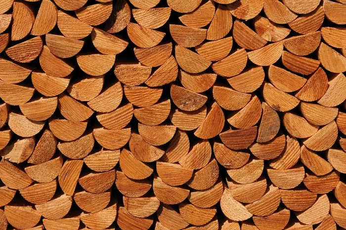Gerahmter Druck : Holzstapel, imprägnierte Pfähle. Gerahmter Druck : Holzstapel, imprägnierte Pfähle.