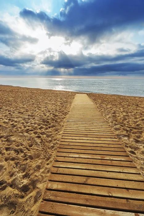 Gerahmter Druck : Holzweg auf dem sandigen Strand. Gerahmter Druck : Holzweg auf dem sandigen Strand.