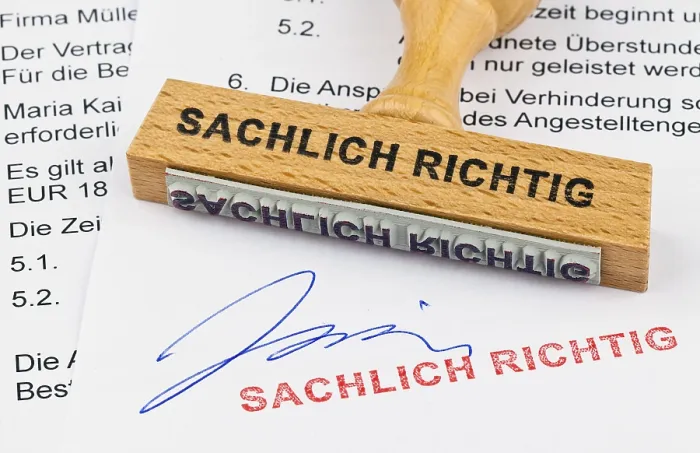 Gerahmter Druck : Ein Holzstempel wird auf einem Dokument platziert. Gerahmter Druck : Ein Holzstempel wird auf einem Dokument platziert.