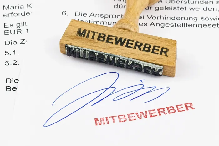 Gerahmter Druck : Ein Holzstempel wird auf ein Dokument gelegt. Gerahmter Druck : Ein Holzstempel wird auf ein Dokument gelegt.