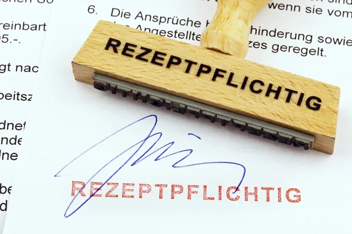 Gerahmter Druck : Ein Holzstempel wird auf einem Dokument platziert. Gerahmter Druck : Ein Holzstempel wird auf einem Dokument platziert.