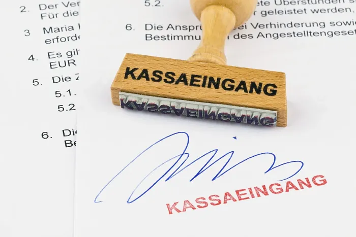 Gerahmter Druck : Ein Holzstempel wird auf einem Dokument platziert. Gerahmter Druck : Ein Holzstempel wird auf einem Dokument platziert.