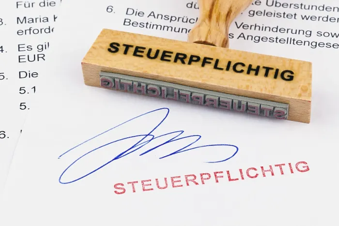 Gerahmter Druck : Ein Holzstempel wird auf ein Dokument gelegt. Gerahmter Druck : Ein Holzstempel wird auf ein Dokument gelegt.