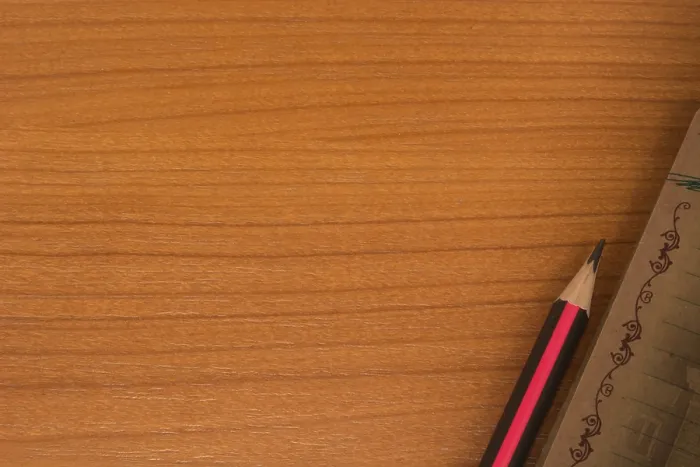 Gerahmter Druck : Holztisch mit Notizbuch und Bleistift in einer Ecke. Gerahmter Druck : Holztisch mit Notizbuch und Bleistift in einer Ecke.