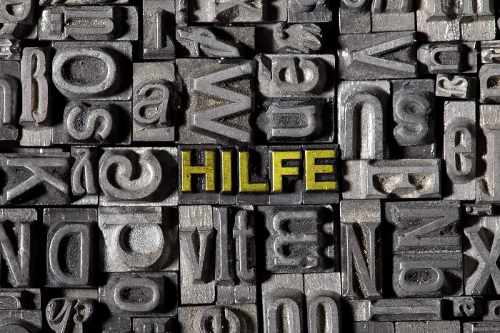Gerahmter Druck : Die Wörter Hilfe, Deutsch für Hilfe. Gerahmter Druck : Die Wörter Hilfe, Deutsch für Hilfe.