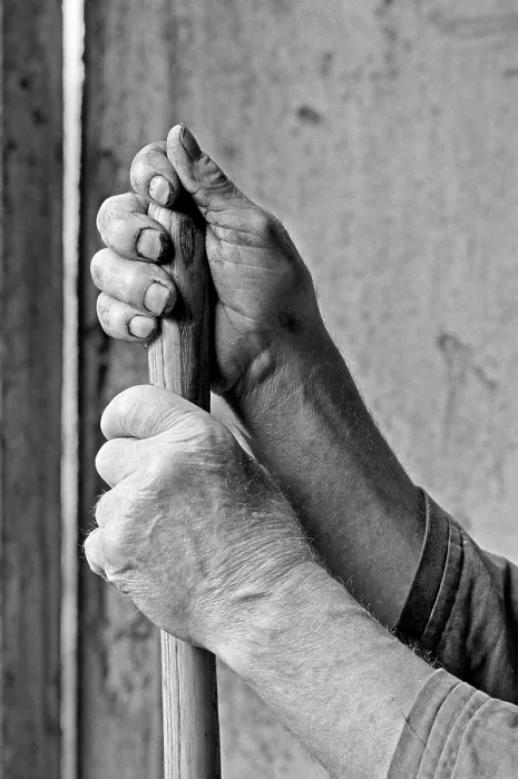 Gerahmter Druck : Arbeitshände eines Bauern, schwarz und weiß.