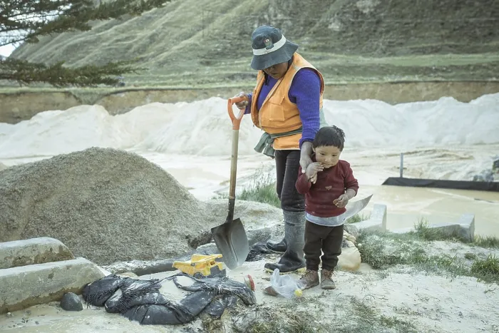 Gerahmter Druck : Arbeiterin mit ihrem Kind in einer Kaolinmine, Pachacayo, Peru