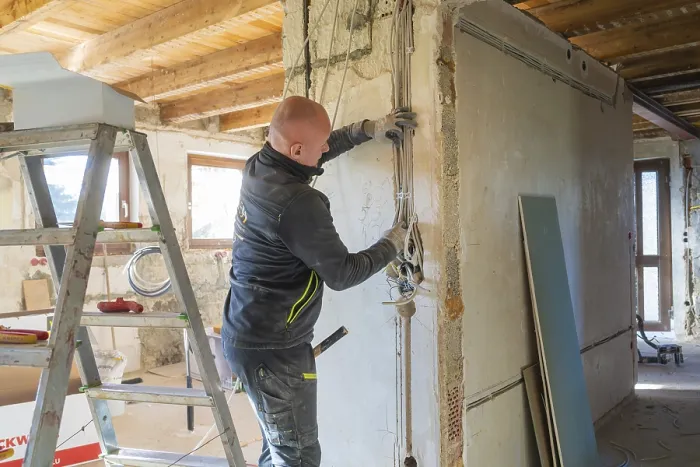 Gerahmter Druck : Ein Arbeiter legt Kabel auf einem Baustellen. Gerahmter Druck : Ein Arbeiter legt Kabel auf einem Baustellen.