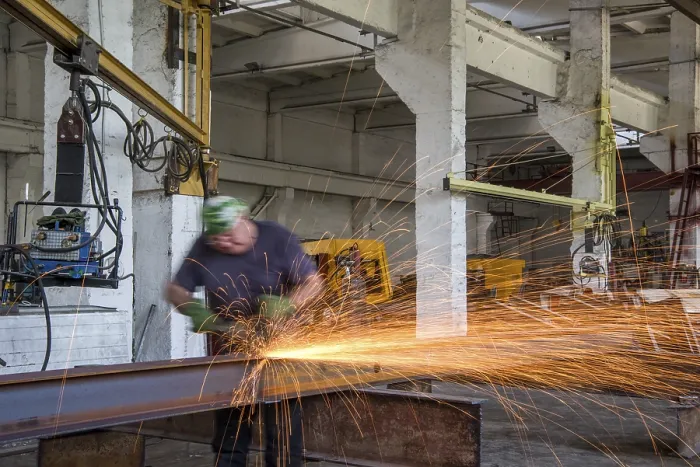 Gerahmter Druck : Ein Arbeiter in einer Metallbearbeitungswerkstatt. Gerahmter Druck : Ein Arbeiter in einer Metallbearbeitungswerkstatt.