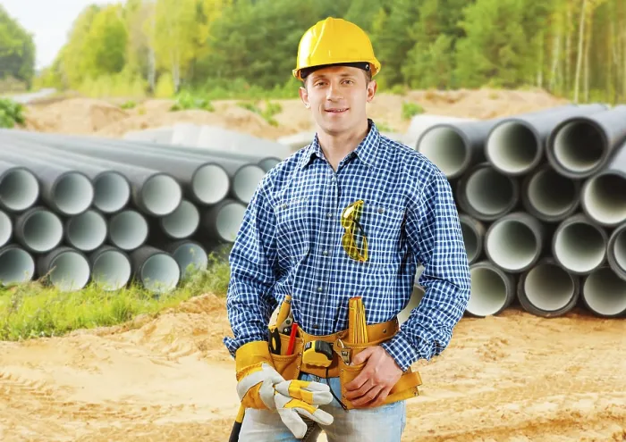 Gerahmter Druck : Arbeiter bei Stapel großer Rohre. Gerahmter Druck : Arbeiter bei Stapel großer Rohre.