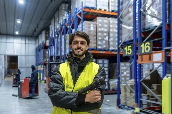 Gerahmter Druck : Arbeiter lächelt vor die Kamera. Gerahmter Druck : Arbeiter lächelt vor die Kamera.