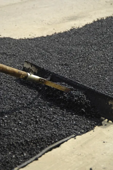 Gerahmter Druck : Ein Arbeiter glättet frischen Bitumen. Gerahmter Druck : Ein Arbeiter glättet frischen Bitumen.