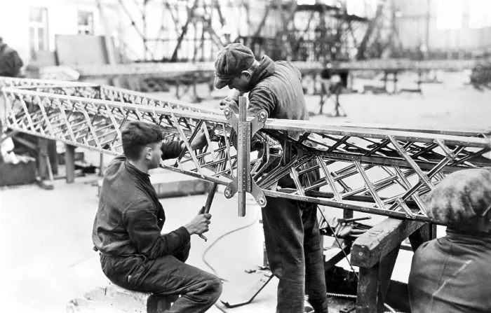 Gerahmter Druck : Zwei Arbeiter, ca. 1930er Jahre, genaues Ort unbekannt. Gerahmter Druck : Zwei Arbeiter, ca. 1930er Jahre, genaues Ort unbekannt.