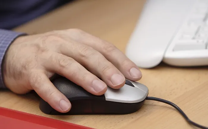 Gerahmter Druck : Arbeit im Büro am PC. Gerahmter Druck : Arbeit im Büro am PC.