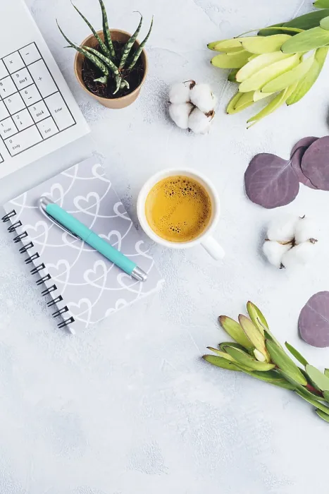 Gerahmter Druck : Arbeitsplatz mit Kaffeetasse, leeres Notizbuch. Gerahmter Druck : Arbeitsplatz mit Kaffeetasse, leeres Notizbuch.