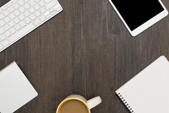 Gerahmter Druck : Arbeitsplatz mit Gadgets und Kaffee. Gerahmter Druck : Arbeitsplatz mit Gadgets und Kaffee.