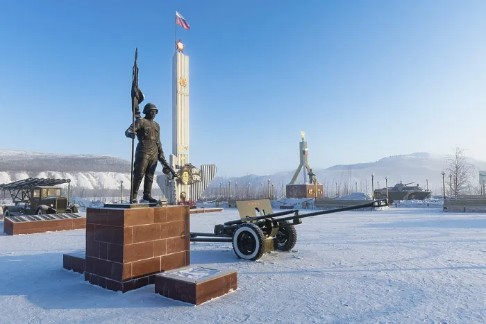 Gerahmter Druck : Denkmal des Zweiten Weltkriegs in Ust-Nera. Straße der Knochen, Republik Sacha, Jakutien, Russland Gerahmter Druck : Denkmal des Zweiten Weltkriegs in Ust-Nera. Straße der Knochen, Republik Sacha, Jakutien, Russland