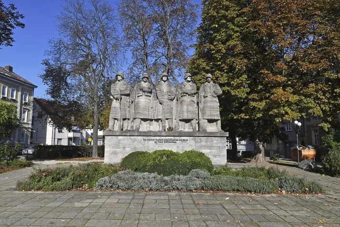 Gerahmter Druck : Würm, Deutschland, Oktober 2019: Steinernes Kriegerdenkmal mit fünf Soldaten gewidmet dem Infanterie-Regiment Prinz Carl No. Gerahmter Druck : Würm, Deutschland, Oktober 2019: Steinernes Kriegerdenkmal mit fünf Soldaten gewidmet dem Infanterie-Regiment Prinz Carl No.
