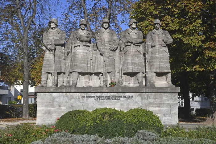 Gerahmter Druck : Würm, Deutschland, Oktober 2019: Steinerne Kriegerdenkmal mit fünf Soldaten gewidmet dem Infanterieregiment Prinz Carl Nr. Gerahmter Druck : Würm, Deutschland, Oktober 2019: Steinerne Kriegerdenkmal mit fünf Soldaten gewidmet dem Infanterieregiment Prinz Carl Nr.