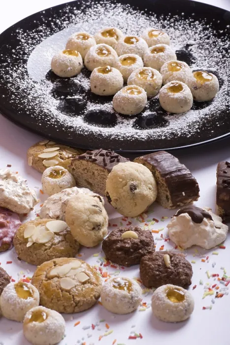Gerahmter Druck : Weihnachtskuchen auf dem Tisch. Gerahmter Druck : Weihnachtskuchen auf dem Tisch.