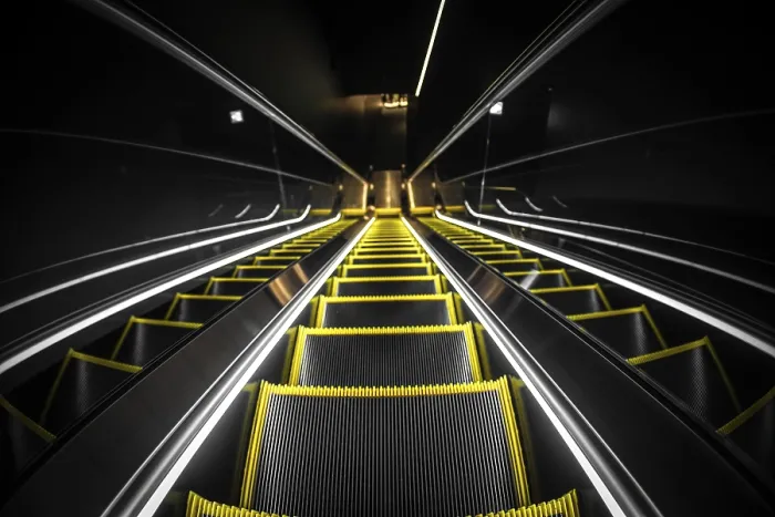 Gerahmter Druck : Tokyoer U-Bahn-Escalator in gelb und schwarz Gerahmter Druck : Tokyoer U-Bahn-Escalator in gelb und schwarz