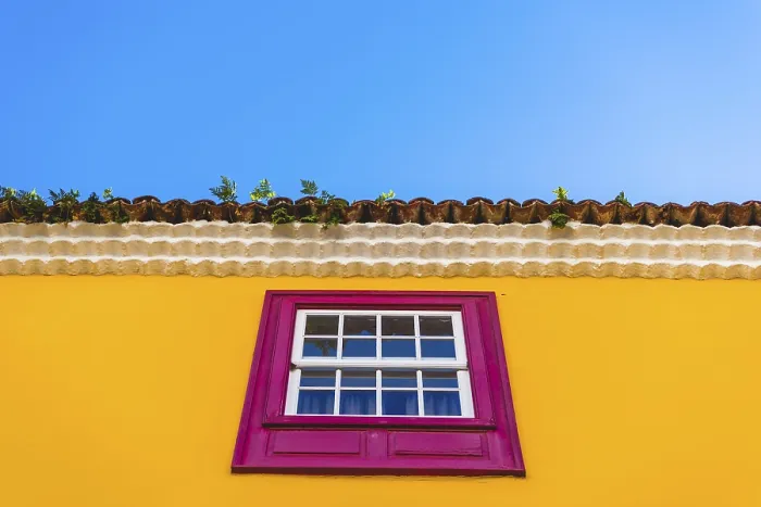 Gerahmter Druck : Gelbe Fassade mit rosa Fenster. Gerahmter Druck : Gelbe Fassade mit rosa Fenster.