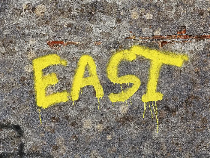 Gerahmter Druck : Gelbe Graffitis, auf einer Wand gesprüht. Gerahmter Druck : Gelbe Graffitis, auf einer Wand gesprüht.