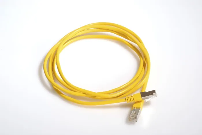 Gerahmter Druck : Gelber Netzwerk-Kabel Gerahmter Druck : Gelber Netzwerk-Kabel