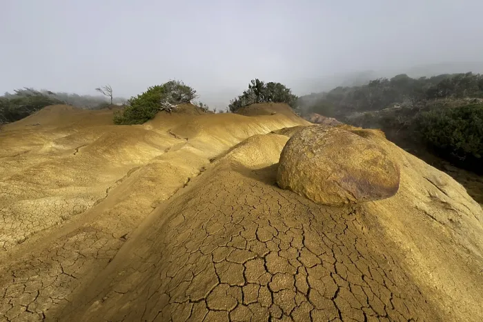 Gerahmter Druck : Gelber Boden und Felsen, Erosion. Gerahmter Druck : Gelber Boden und Felsen, Erosion.