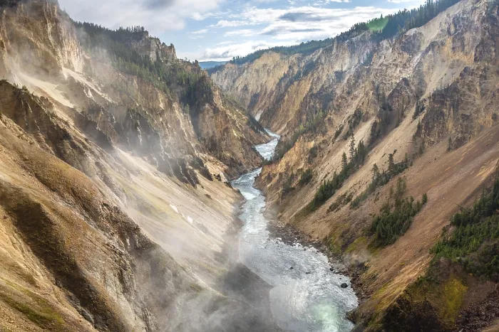 Gerahmter Druck : Der Yellowstone River fließt durch den Gorge. Gerahmter Druck : Der Yellowstone River fließt durch den Gorge.