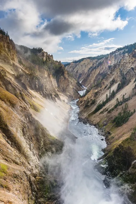 Gerahmter Druck : Der Yellowstone River fließt durch den Gorge. Gerahmter Druck : Der Yellowstone River fließt durch den Gorge.