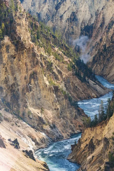 Gerahmter Druck : Der Yellowstone River fließt durch den Gorge. Gerahmter Druck : Der Yellowstone River fließt durch den Gorge.