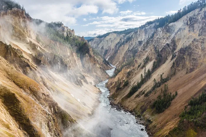 Gerahmter Druck : Der Yellowstone River fließt durch den Gorge. Gerahmter Druck : Der Yellowstone River fließt durch den Gorge.