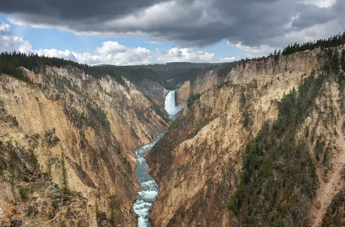 Gerahmter Druck : Der Yellowstone River fließt durch den Gorge. Gerahmter Druck : Der Yellowstone River fließt durch den Gorge.