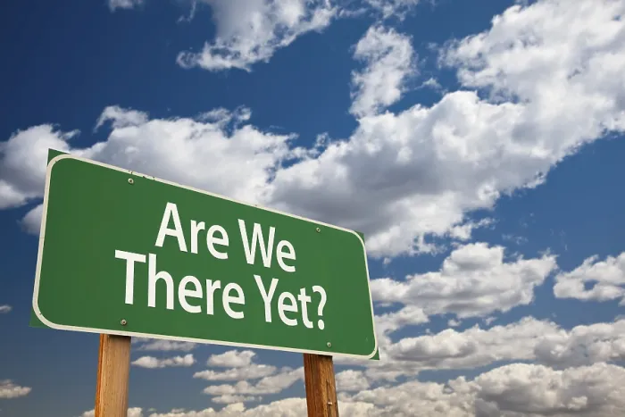 Gerahmter Druck : Bundesstraße: 'Sind wir da?'-Schild mit dramatischem Himmel und Wolken Gerahmter Druck : Bundesstraße: 'Sind wir da?'-Schild mit dramatischem Himmel und Wolken