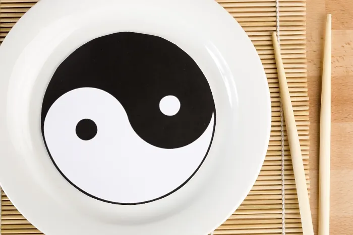 Gerahmter Druck : Yin und Yang auf einem Teller. Gerahmter Druck : Yin und Yang auf einem Teller.