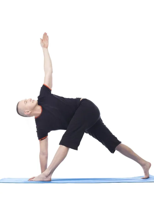 Gerahmter Druck : Yoga. Flexibler Mann übt in Studio.