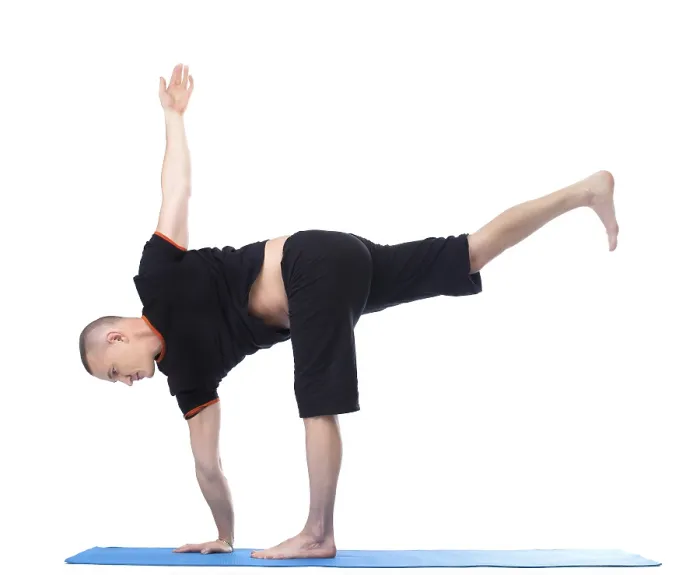 Gerahmter Druck : Yoga. Bild eines mittelalten Mannes, der sich in einem Studio aufhält. Gerahmter Druck : Yoga. Bild eines mittelalten Mannes, der sich in einem Studio aufhält.