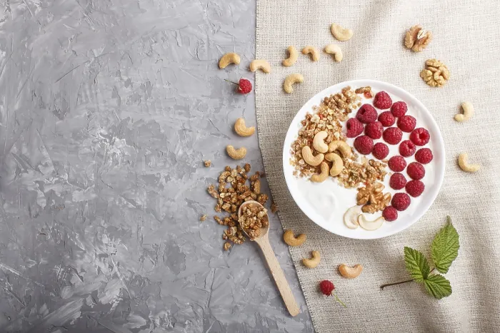 Gerahmter Druck : Joghurt mit Erdbeere, Granola Gerahmter Druck : Joghurt mit Erdbeere, Granola