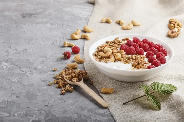 Gerahmter Druck : Joghurt mit Himbeere, Granola. Gerahmter Druck : Joghurt mit Himbeere, Granola.