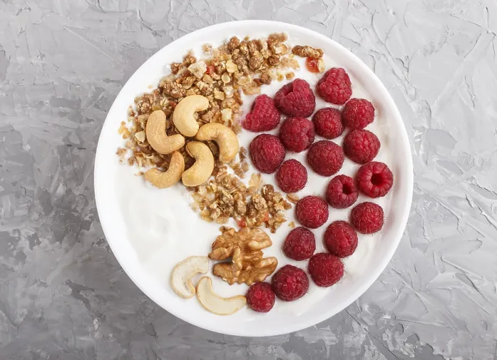 Gerahmter Druck : Joghurt mit Himbeeren, Granola. Gerahmter Druck : Joghurt mit Himbeeren, Granola.