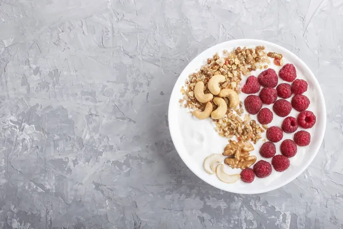 Gerahmter Druck : Joghurt mit Himbeere, Granola Gerahmter Druck : Joghurt mit Himbeere, Granola