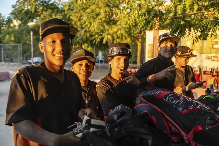 Gerahmter Druck : Junge Baseballspieler stehen gemeinsam nach dem Training. Gerahmter Druck : Junge Baseballspieler stehen gemeinsam nach dem Training.