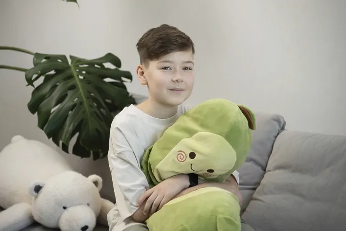 Gerahmter Druck : Ein junger Junge sitzt auf einem Sofa. Gerahmter Druck : Ein junger Junge sitzt auf einem Sofa.