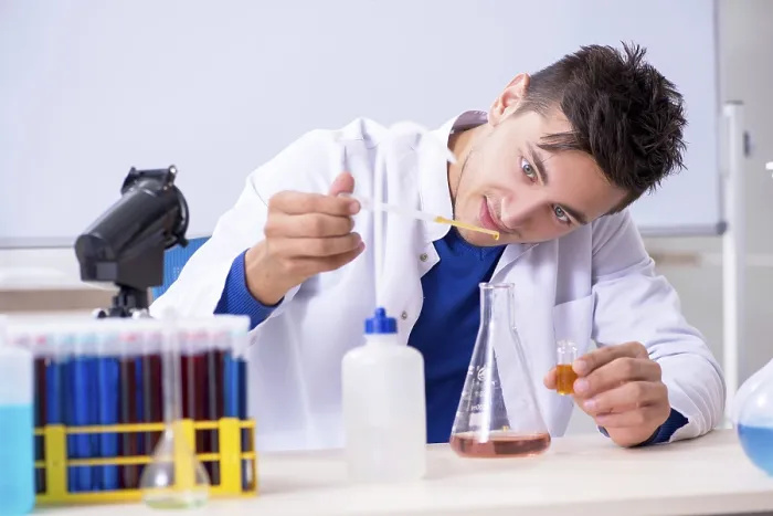 Gerahmter Druck : Junge Chemiker sitzt im Labor. Gerahmter Druck : Junge Chemiker sitzt im Labor.