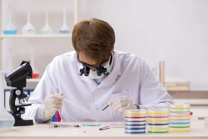 Gerahmter Druck : Junge Chemiker arbeitet in der Laboratory Gerahmter Druck : Junge Chemiker arbeitet in der Laboratory