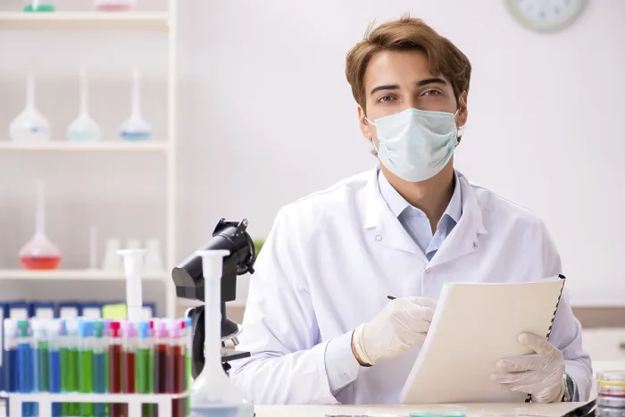 Gerahmter Druck : Junge Chemiker arbeitet im Labor. Gerahmter Druck : Junge Chemiker arbeitet im Labor.